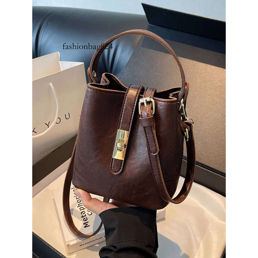 Retro small women 2024 new autumn/winter messenger fashion HOT portable bucket bag