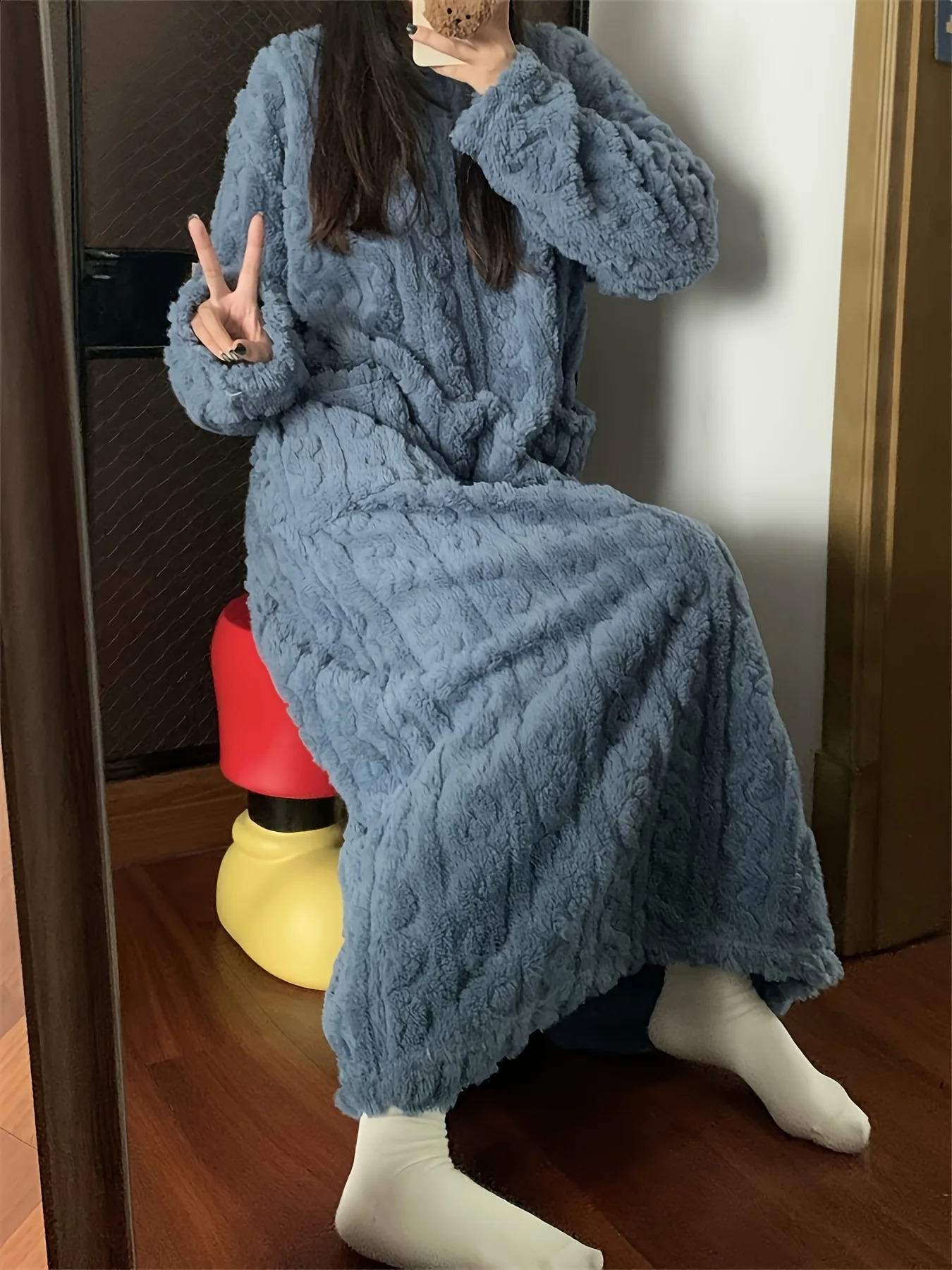 Comfortable solidcolored velvet jacquard home dress warm and thick longsleeved roundneck loose garment 251022