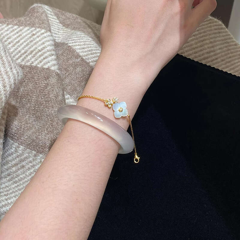 White Mother-of-Pearl Four-Leaf Clover Bracelet Ancient New Chinese National Style Cool and Delicate Versatile Hand Jewelry