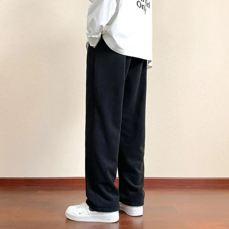 winter Men Outdoor Velvet Lining Trousers Sweatpants Solid Color Baggy Thickened Winter Fleece Loose Sports Warm Pants 251023