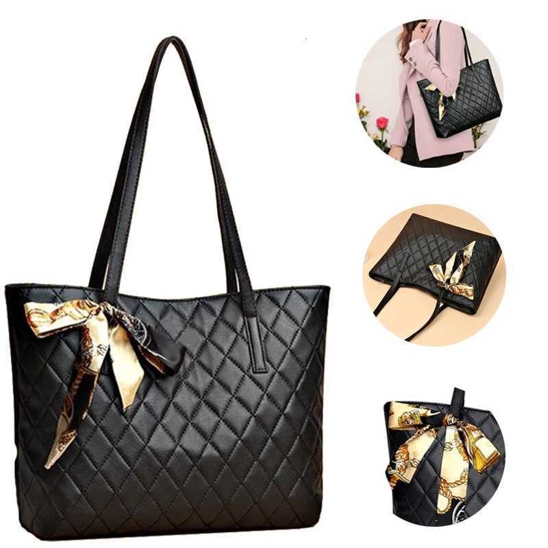 The Neutral Color Bags Are Suitable for Commuting and Are Ideal for Carrying on Ones Shoulder or as a HandbagL251023