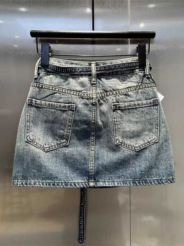 High-waisted A-line short skirt with retro gradient rhinestone decoration for plus-size women, summer fashion, slimming and figure-hugging.