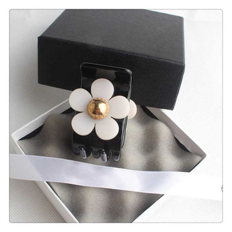 Fashion wer Wen Hair Clips Luxury Black White Small HairClip Barrette Girls Sweet Hairpins Crab Clips Hair Accories Y251023