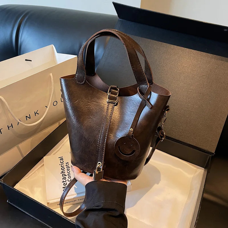 2025 Retro Womens SingleShoulder Trendy Autumn and Winter Fashion Bucket Bag Versatile Crossbody Shoulder 251018