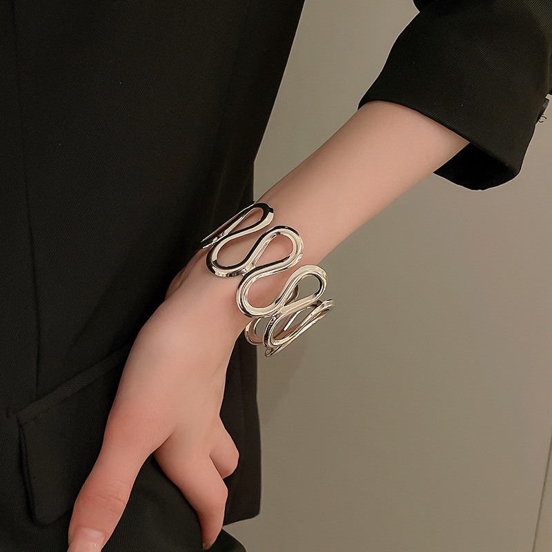 Metal Wave Niche Fashion High-end Bracelet Ins Style Light Temperament Jewelry - view 4