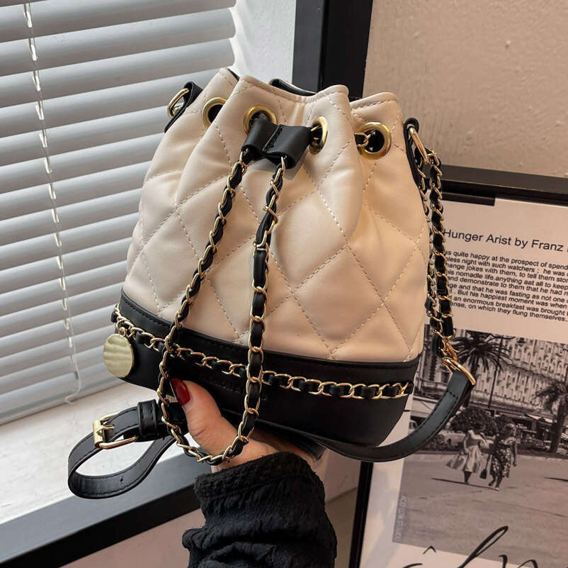 Designer Bags New Hot Selling Lingge Embroidered Thread Popular Versatile Chain Crossbody Small Design Bucket Bag Free Labubu Pendant As A Gift