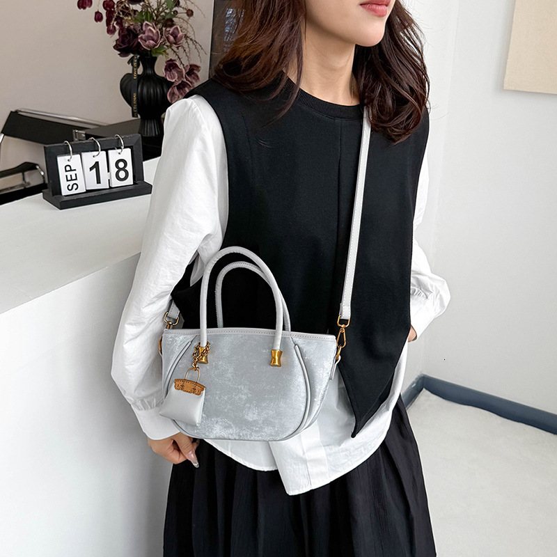 Luxury Brand Designer Bag High-End Large Capacity Bag For Women 2025 New Fashion Versatile Commuter Handbag Shoulder Bucket Bag