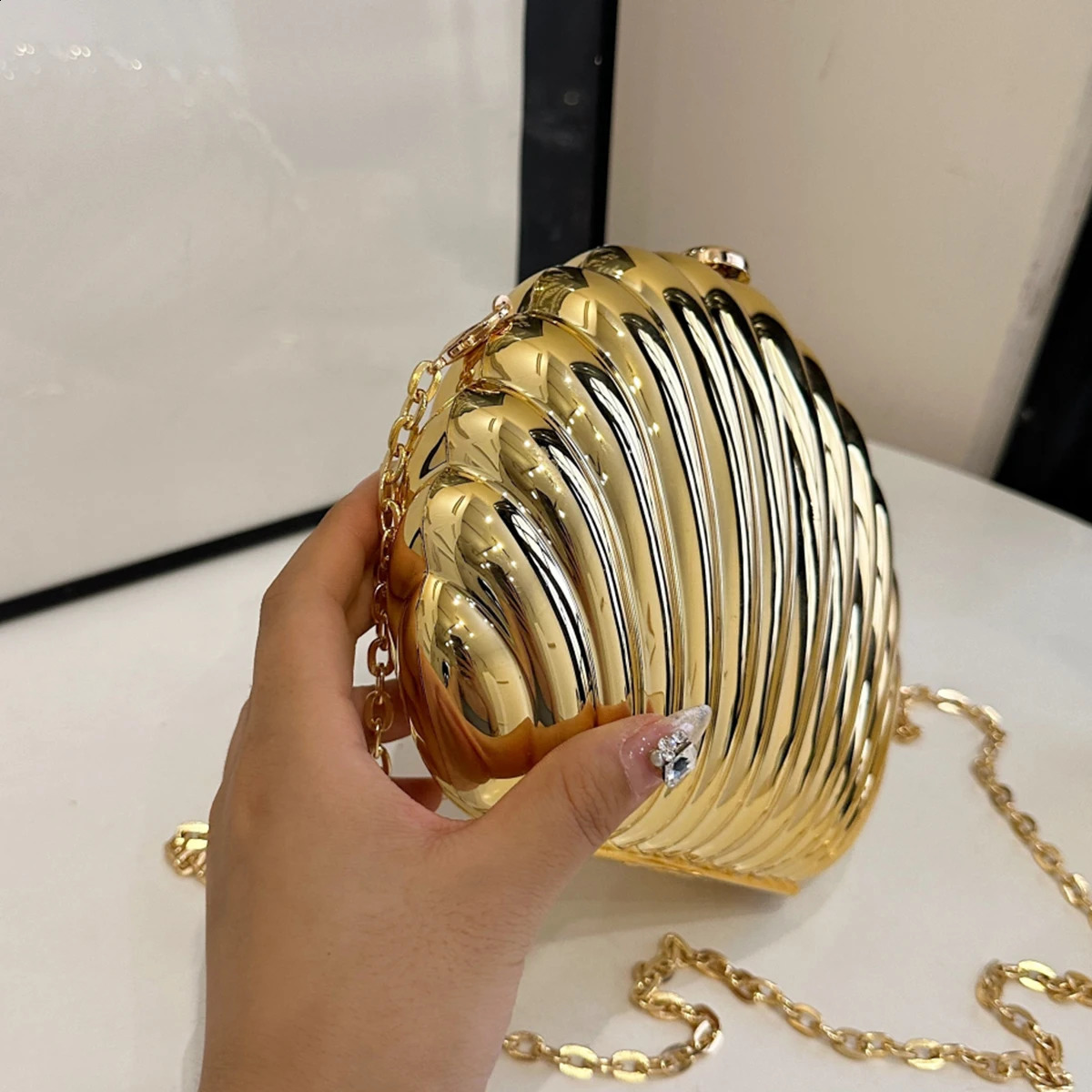 Mini shellshaped fashionable metal chain clutch simple solid color shoulder bag personality crossbody bag251023
