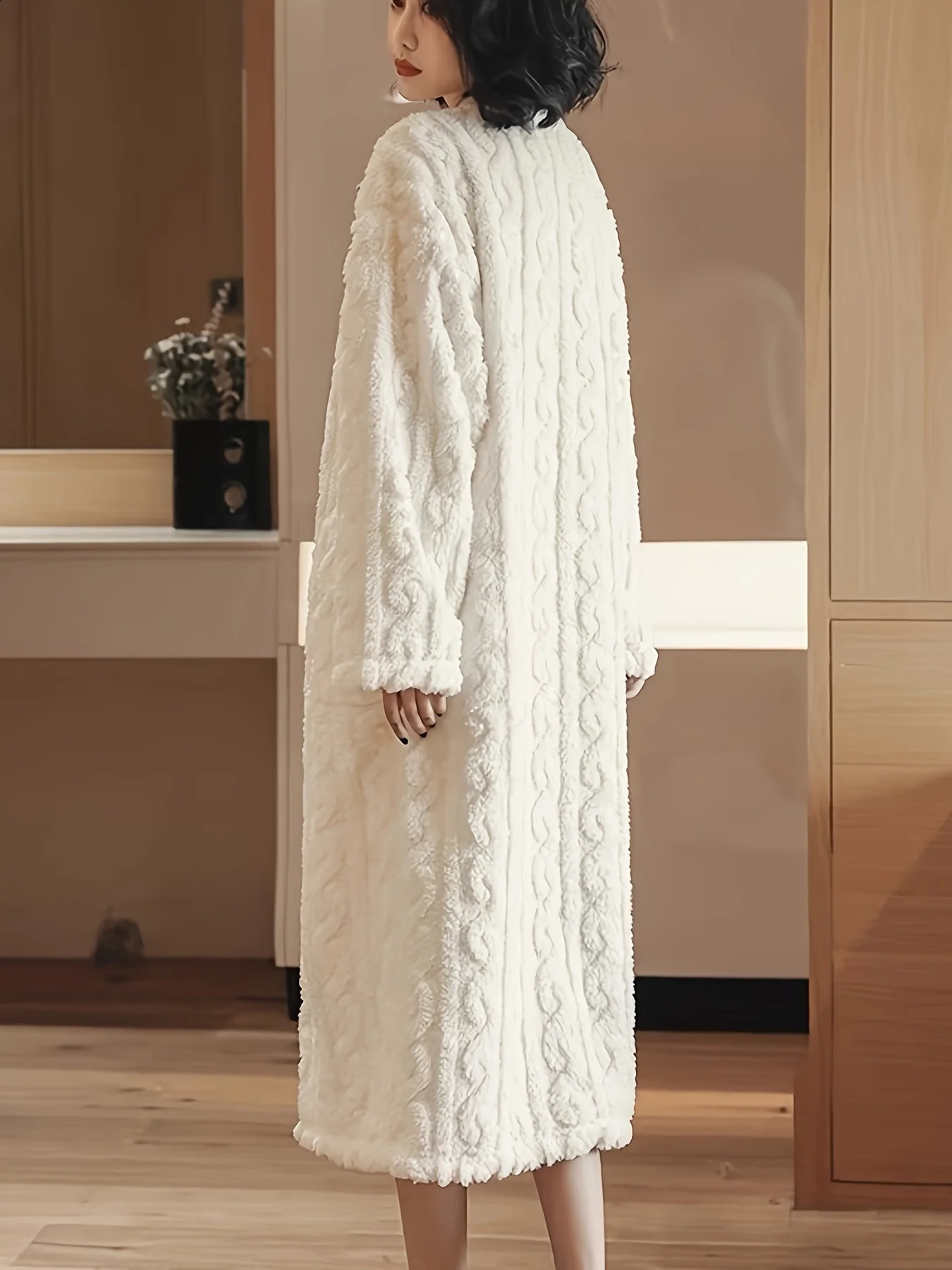 Comfortable solidcolored velvet jacquard home dress warm and thick longsleeved roundneck loose garment 251022