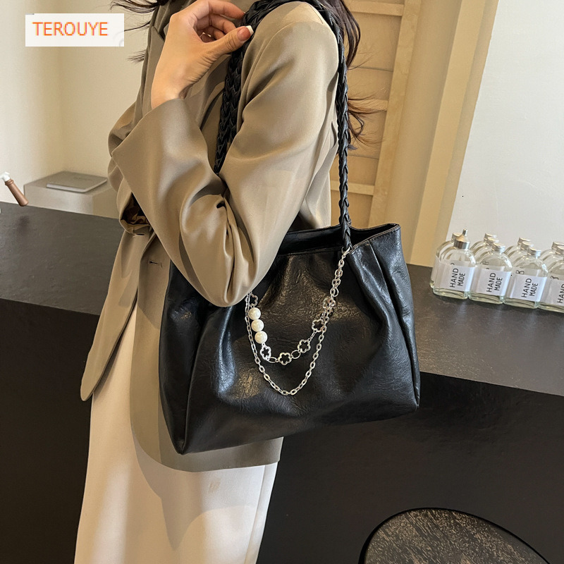 Vintage Large Capacity Underarm Bag Autumn/Winter New Pearl Chain Texture Fashion Handbag Versatile Trendy Women's Shoulder Bag Luxury Designer B