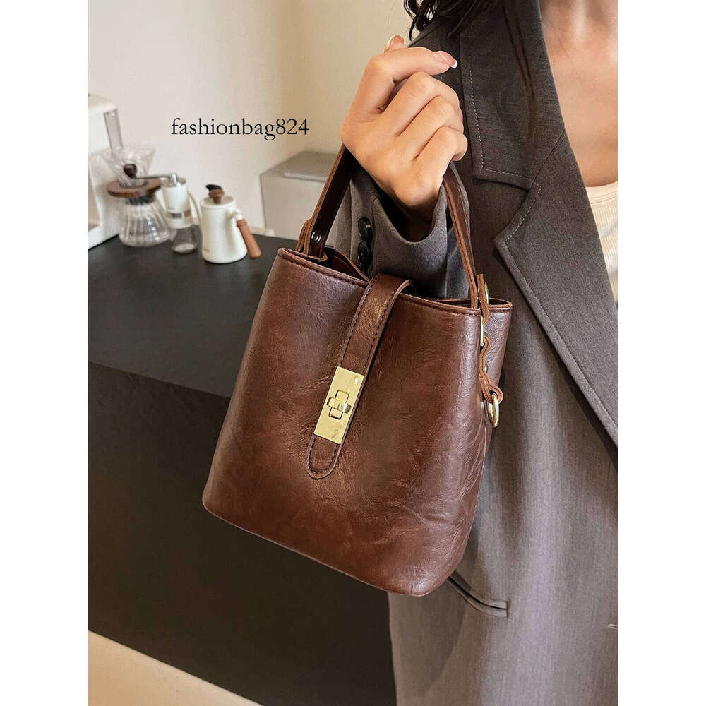 Retro small women 2024 new autumn/winter messenger fashion HOT portable bucket bag