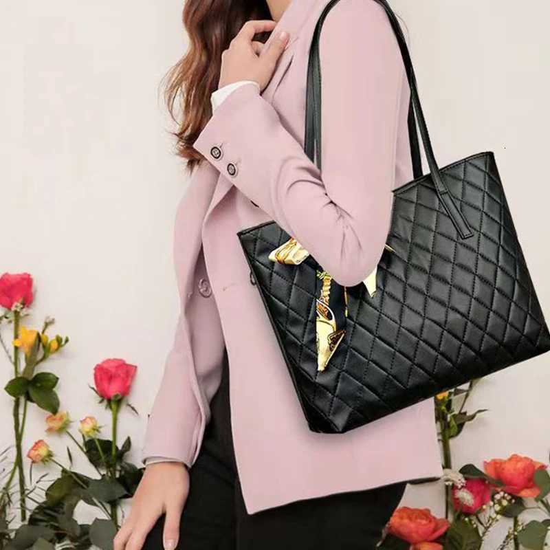 The Neutral Color Bags Are Suitable for Commuting and Are Ideal for Carrying on Ones Shoulder or as a HandbagL251023