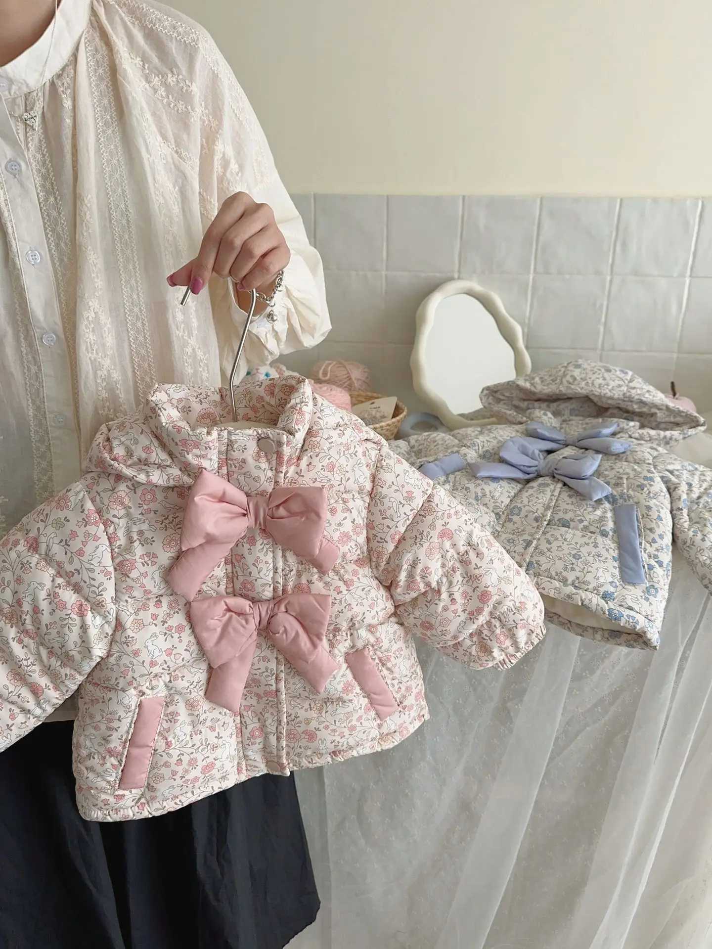 2024 New Children Velvet Cold Proof Cotton Jacket Winter Fashion Baby Floral Winter Butterfly Bow Hooded Coat Y251023