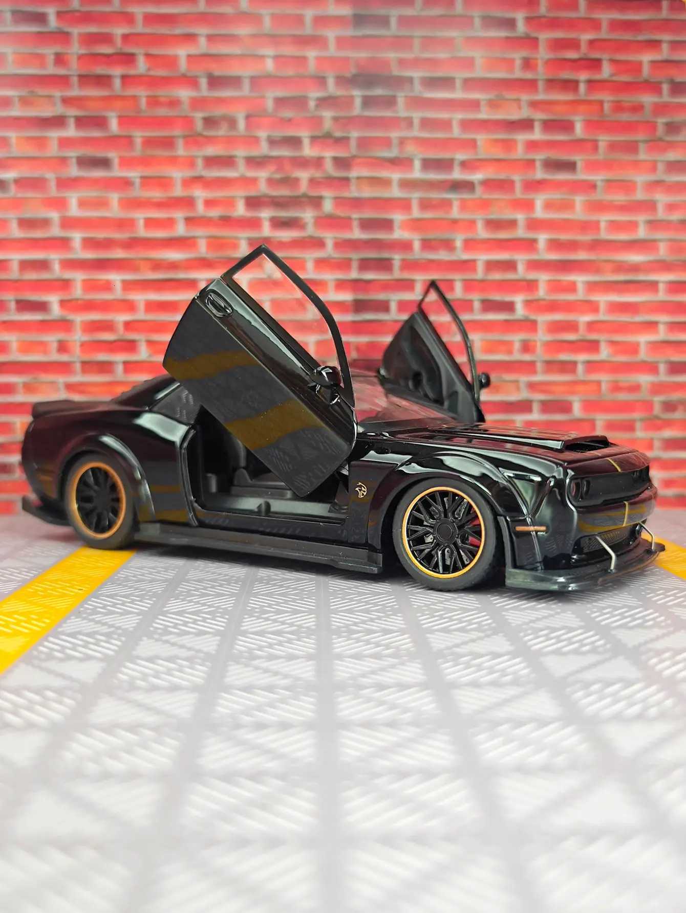 132 Dodge Hellcat SRT alloy car model acoustooptic toy can be given as a gift to children rich details fine workmanshipT251023