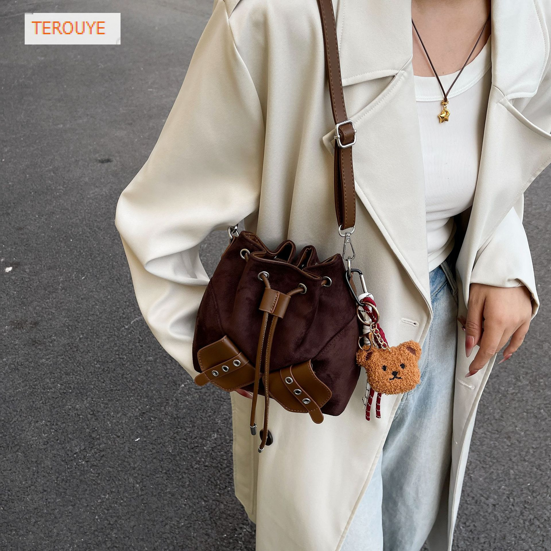 Trendy retro suede design handbag autumn and winter new fashion Korean style niche drawstring design bucket bag women's shoulder bag luxury desig