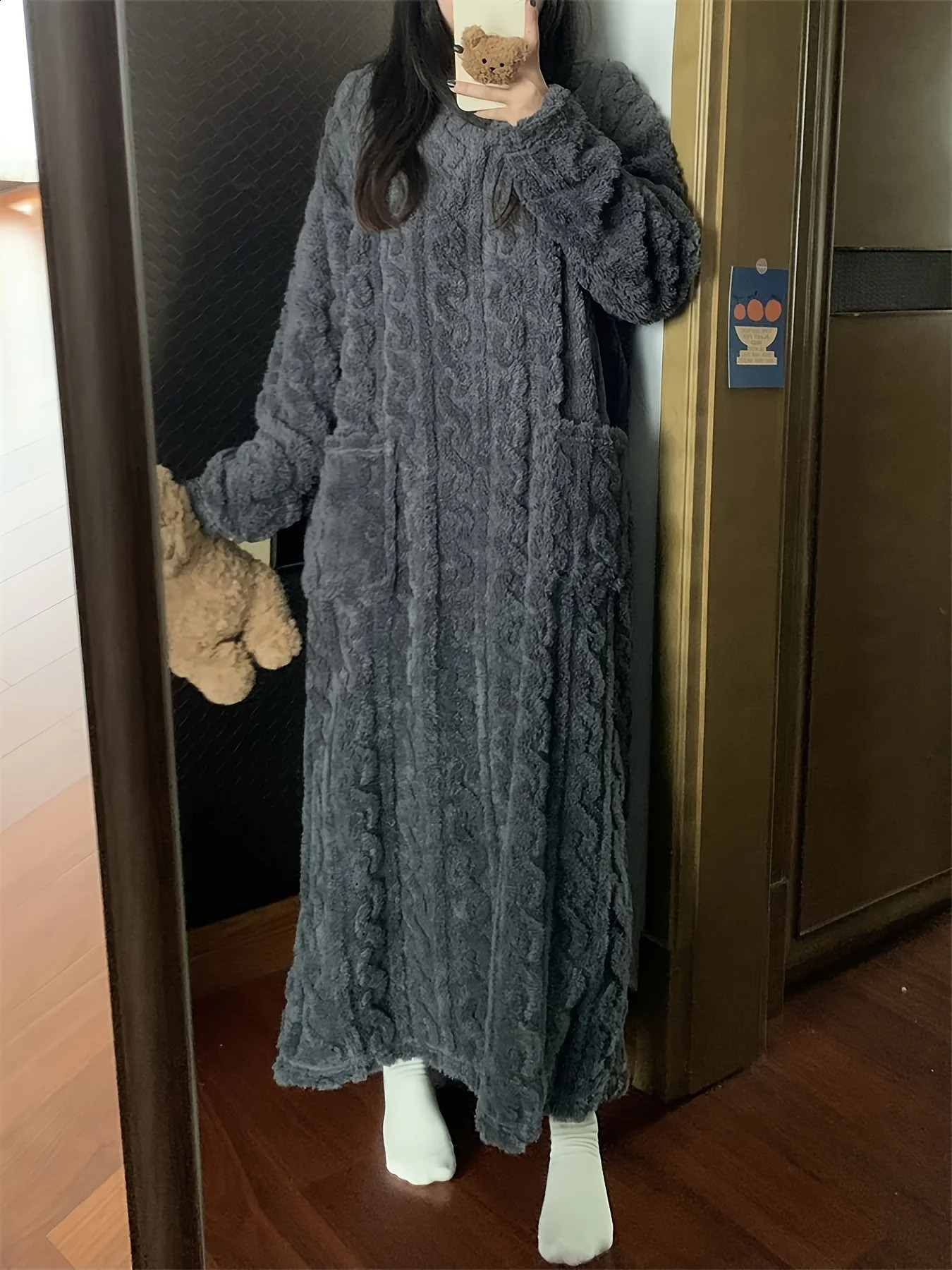 Comfortable solidcolored velvet jacquard home dress warm and thick longsleeved roundneck loose garment 251022