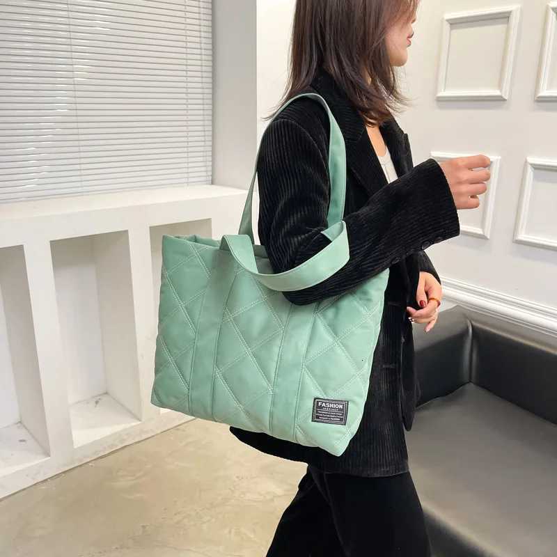 Fashionable and Versatile Large Capacity Nylon Cloth Womens Bag New Shoulder Bag Street Trend Handbag Bolsa FemininaL251023