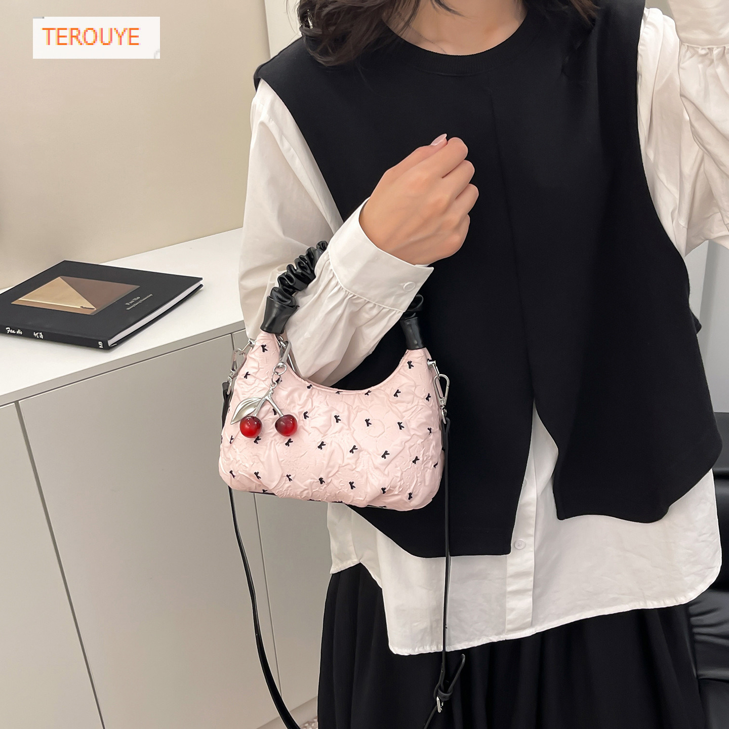 Wrinkled Bubble Bow Handbag Autumn/Winter New Cherry Pendant Cute and Unique Design Underarm Bag Women's Shoulder Bag Luxury Designer Bag