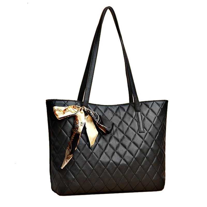 The Neutral Color Bags Are Suitable for Commuting and Are Ideal for Carrying on Ones Shoulder or as a HandbagL251023
