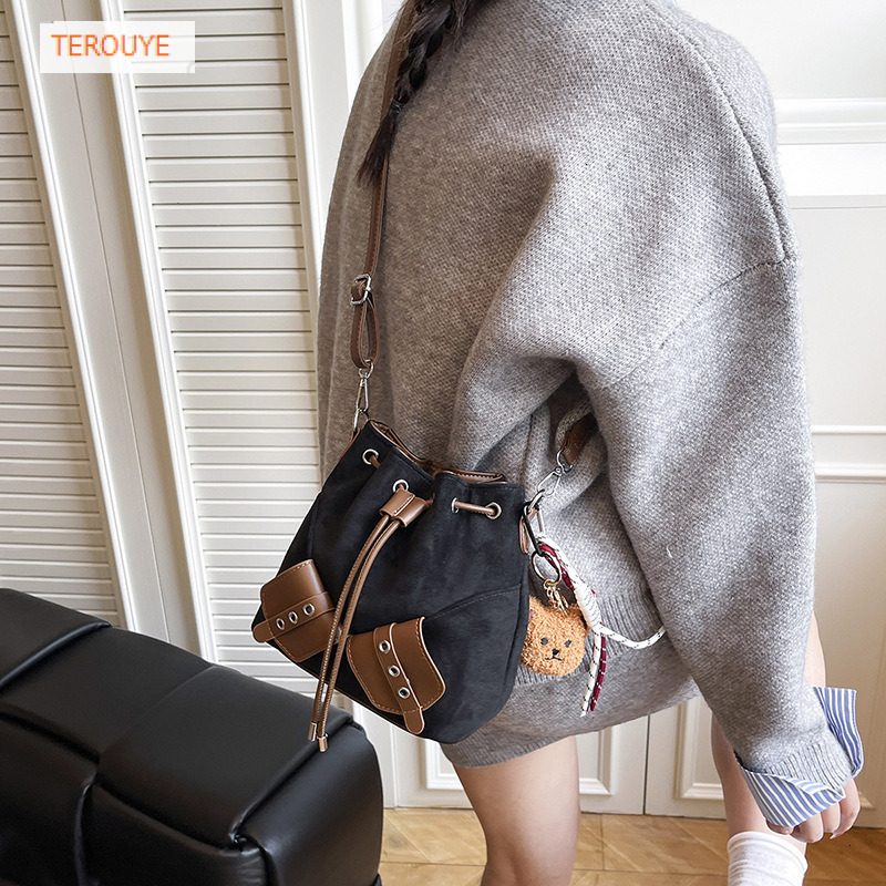Trendy retro suede design handbag autumn and winter new fashion Korean style niche drawstring design bucket bag women's shoulder bag luxury desig