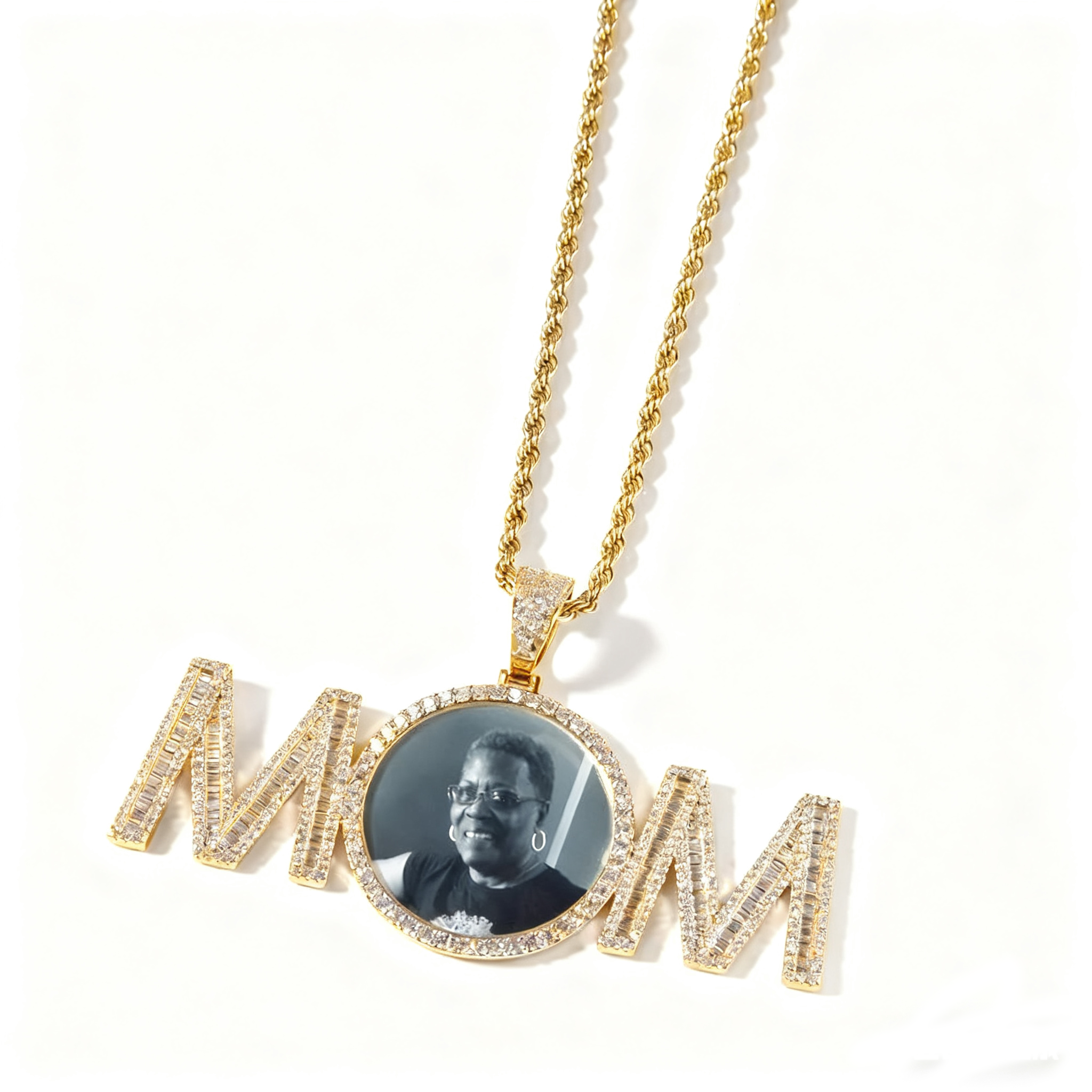2024 Hip Hop Initial Letter MoM Custom Iced Out Round Diy Photo Pendant Necklace Twist Chain Bling Cubic Zirconia Memorial Charm Jewelry Birthday Gift