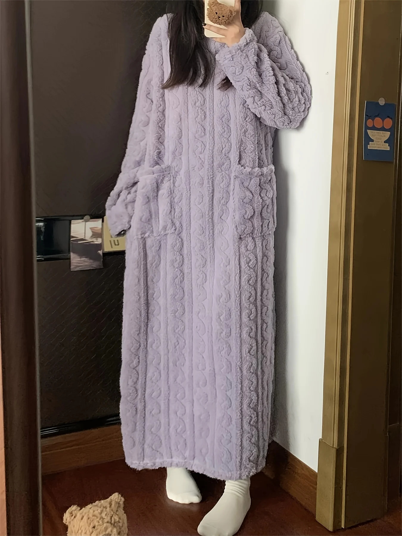 Comfortable solidcolored velvet jacquard home dress warm and thick longsleeved roundneck loose garment 251022