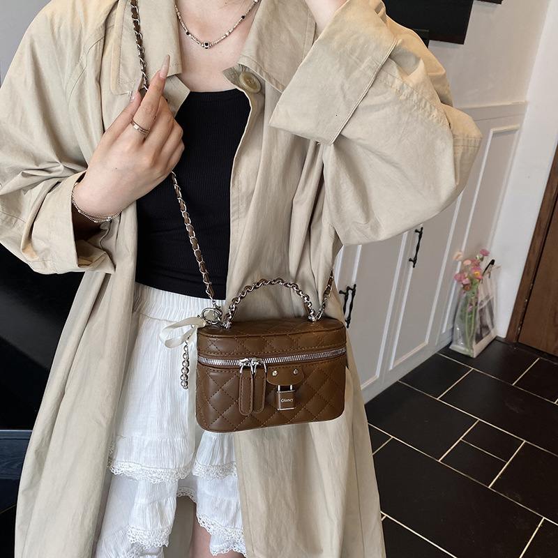 Luxury Brand Designer Bag 2025 Summer Gentle Temperament Quilted Handbag Daily Personality Solid Color Metal Chain Single Shoulder Crossbody Bag For W