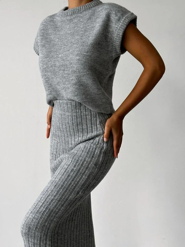 Womens Sleeveless Pullover Top Slim Long Skirt Sweater Set Versatile Fashion Sexy Girl Wind Suit Trendy Outfit 251022