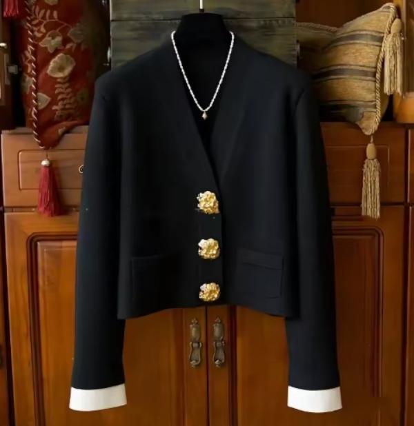 Tweed Style Gold Button Color Block V-Neck Knitted Cardigan Women's Autumn Winter 2024 New White Commuting Cropped Jacket