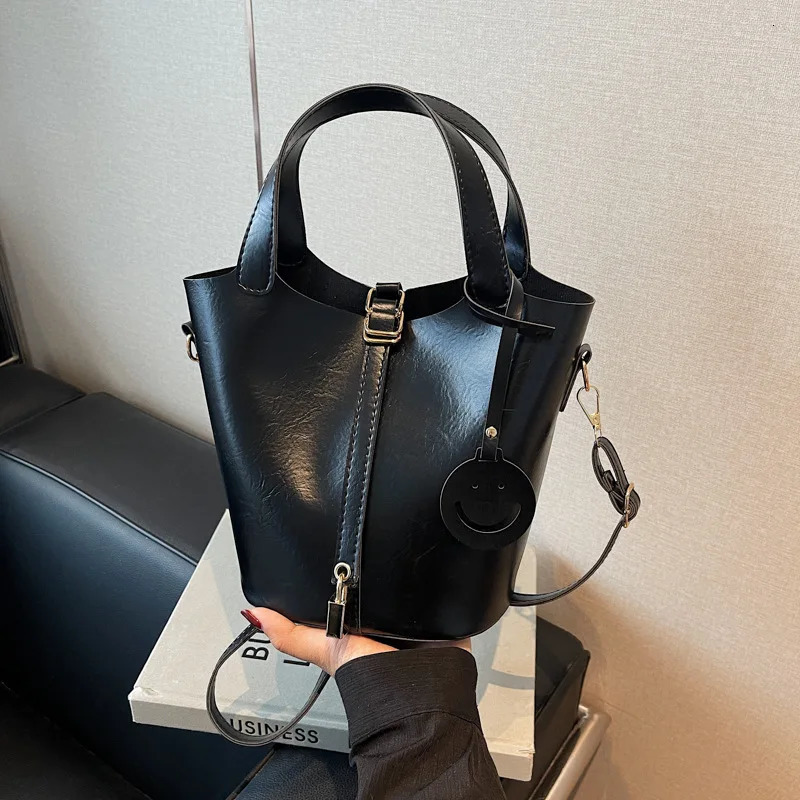 2025 Retro Womens SingleShoulder Trendy Autumn and Winter Fashion Bucket Bag Versatile Crossbody Shoulder 251018