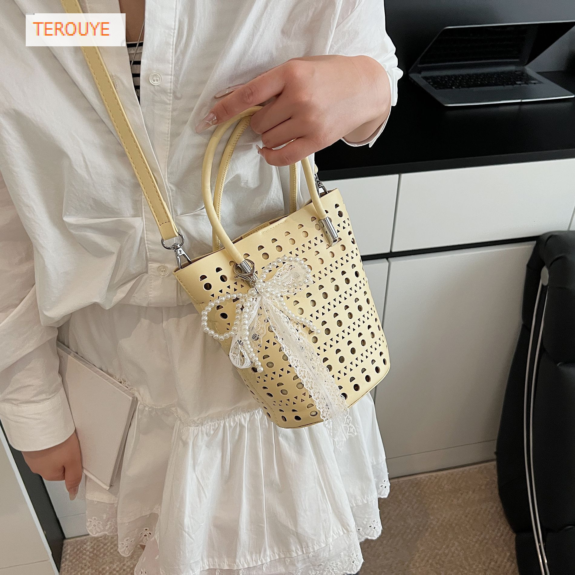 Hollow out fashion bucket bag, Korean style niche fashion, autumn and winter new trend, casual and simple style, women's shoulder bag, luxurious 