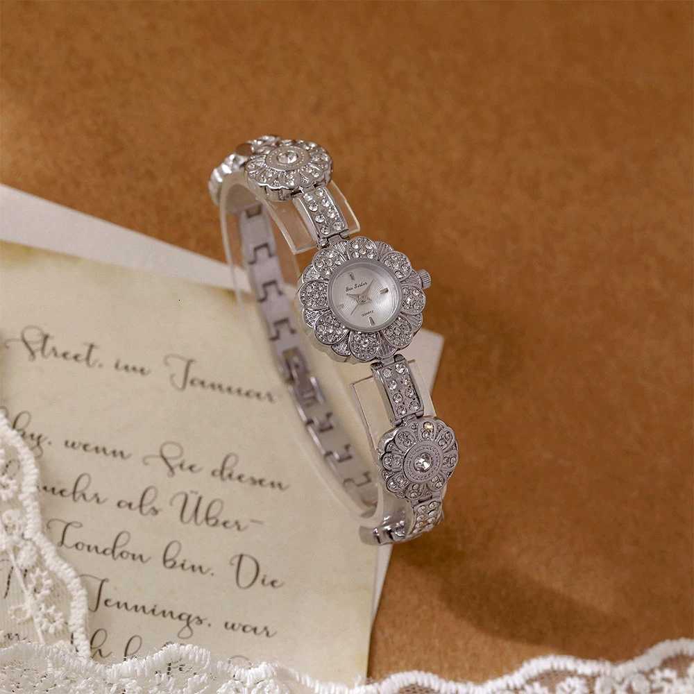 BS Exquisite Flower Bracelet Watch Woman Vintage Classic Retro Quartz Womens Wristwatch Light Luxury Elegant GiftL251023