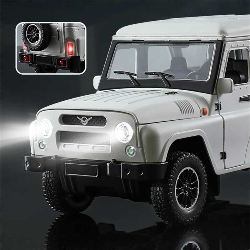 118 UAZ Hunter Alloy Car Model Diecasts Metal Offroad Vehicles Car Model High Simulation Sound Light Collection Kids Toys GiftT251023
