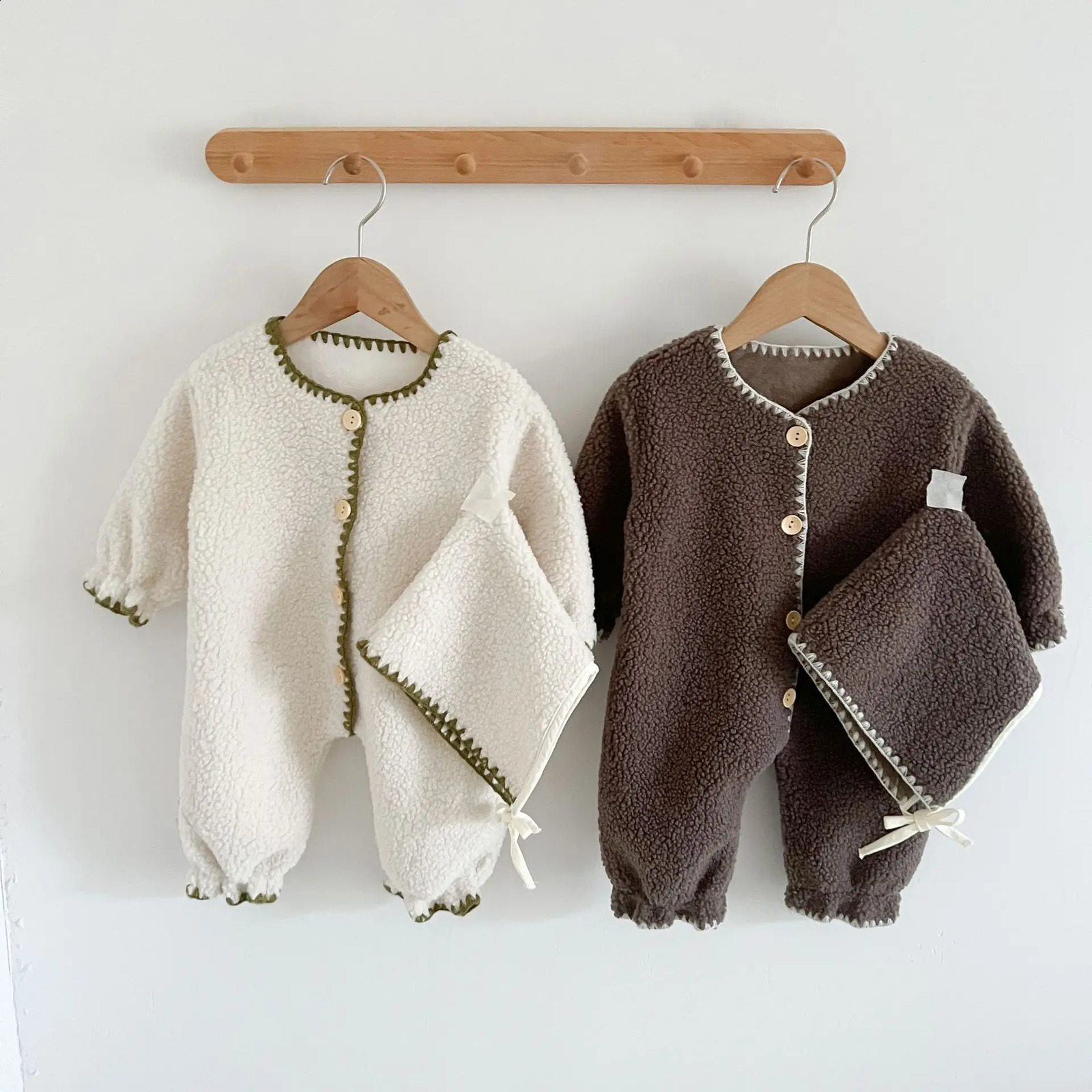 Winter in Infant Kids Thicken Plush Warm Outfits toddler Baby Overlock Jumpsuits born Romper Gift Hat 03Y 251023