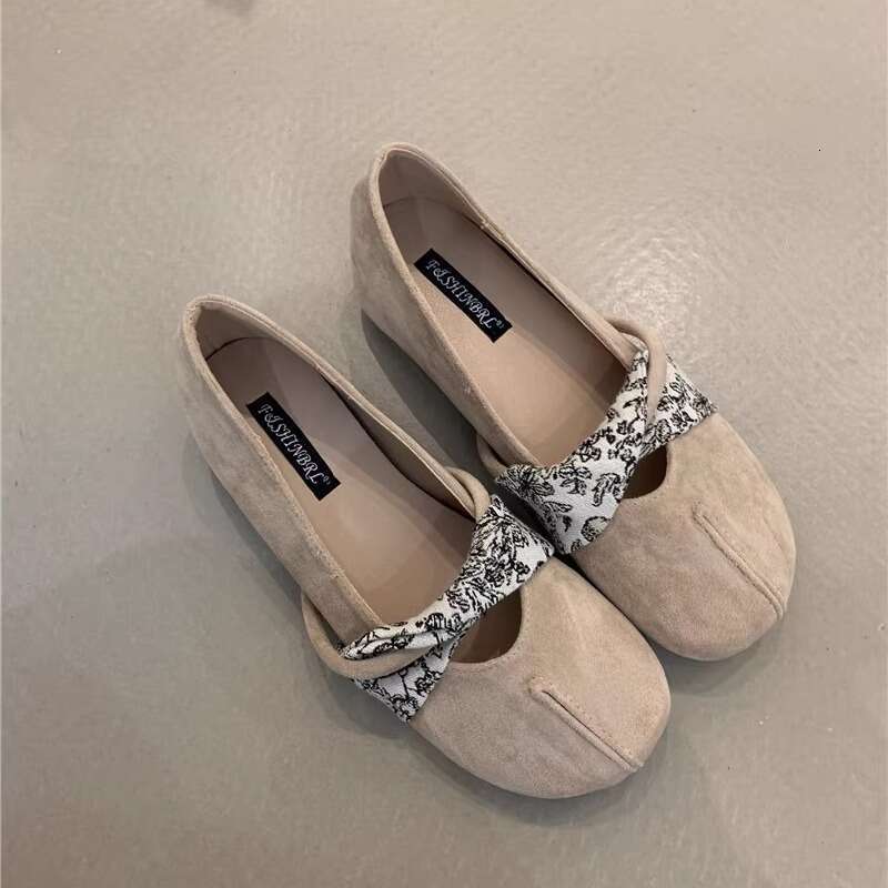 Mary Jane Ballet Flats Women's 2025 Spring French Style Elegant Velvet Round Toe Shallow Mouth Hidden Heel Classic Fitted Luxe