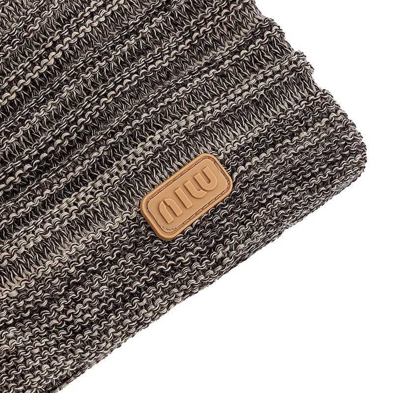 New Sty Unisex Slouchy Winter Hats Men Wen Striped Mix Warm Beanie NIU Label Decor Plush Fur Li Winter Knitted HatW251023
