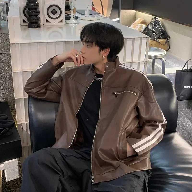 Retro Leather Jacket Men Women American Patchwork Strip Racing Outerwear Loose Hip Hop Zippers Brown PU Coat Streetwear Spring W251023