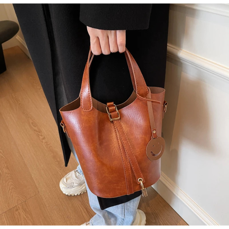 2025 Retro Womens SingleShoulder Trendy Autumn and Winter Fashion Bucket Bag Versatile Crossbody Shoulder 251018