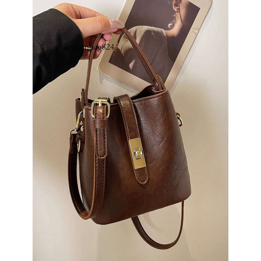 Retro small women 2024 new autumn/winter messenger fashion HOT portable bucket bag