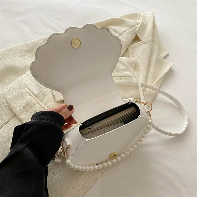 French Pearl Chain Handbag Women Seashell Fashion Shoulder Bag PU Leather Clutch Purse Novelty Solid Chic Hobo Bag Small Satchel251023