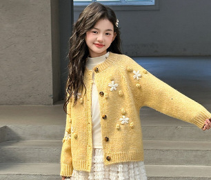 Fashion designer girl's unique super beautiful autumn set, suitable for big girls' new Korean style knitted cardigan and skirt two-piece set