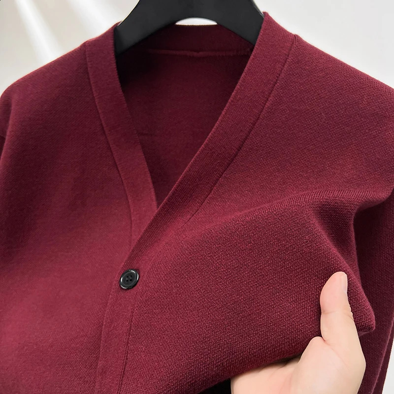 Quality Mens VNeck Knit Cardigan Autumn Winter Solid Color Double Pocket Sweater Coat Casual Commute Menswear Top 251015