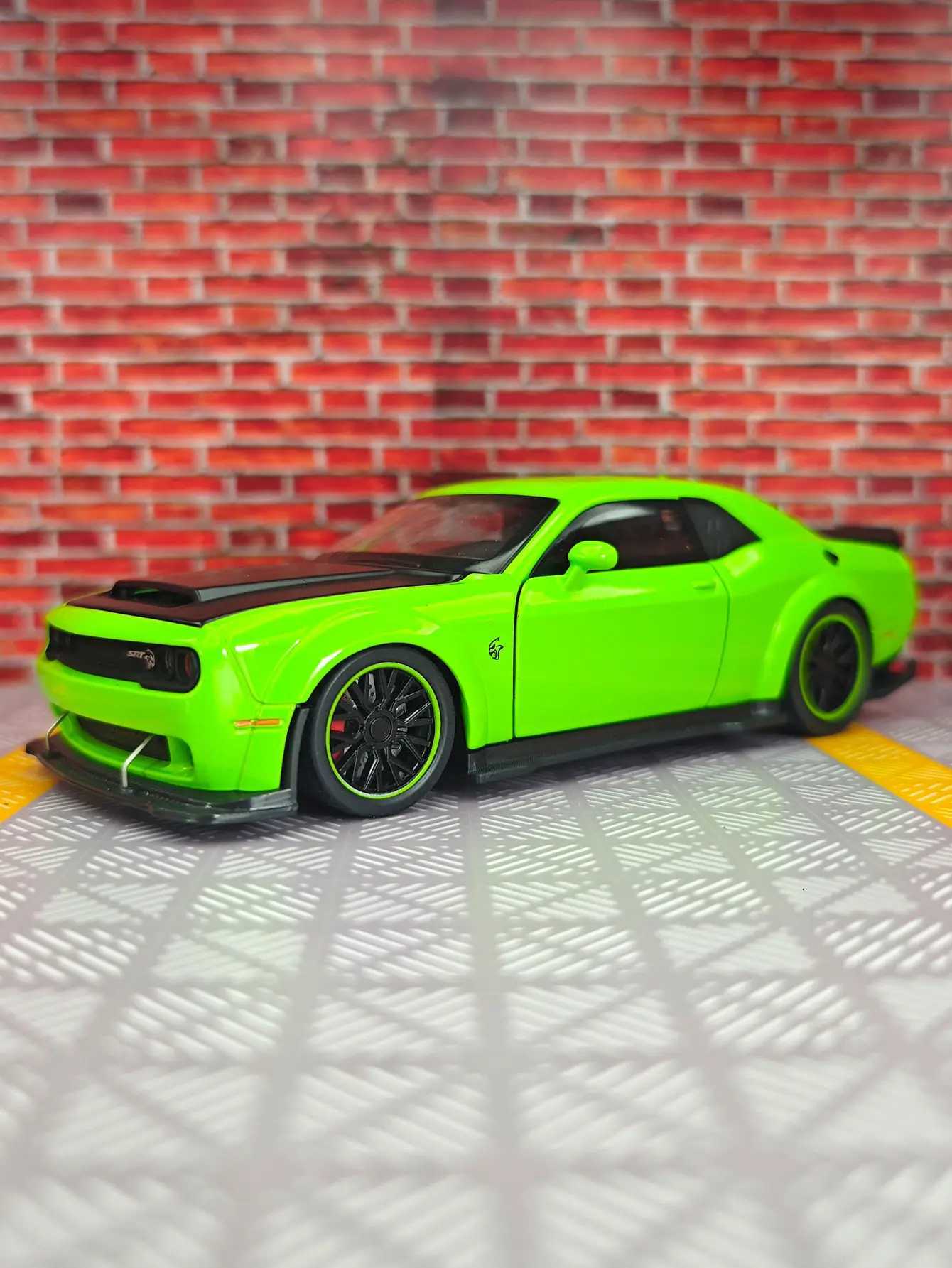 132 Dodge Hellcat SRT alloy car model acoustooptic toy can be given as a gift to children rich details fine workmanshipT251023