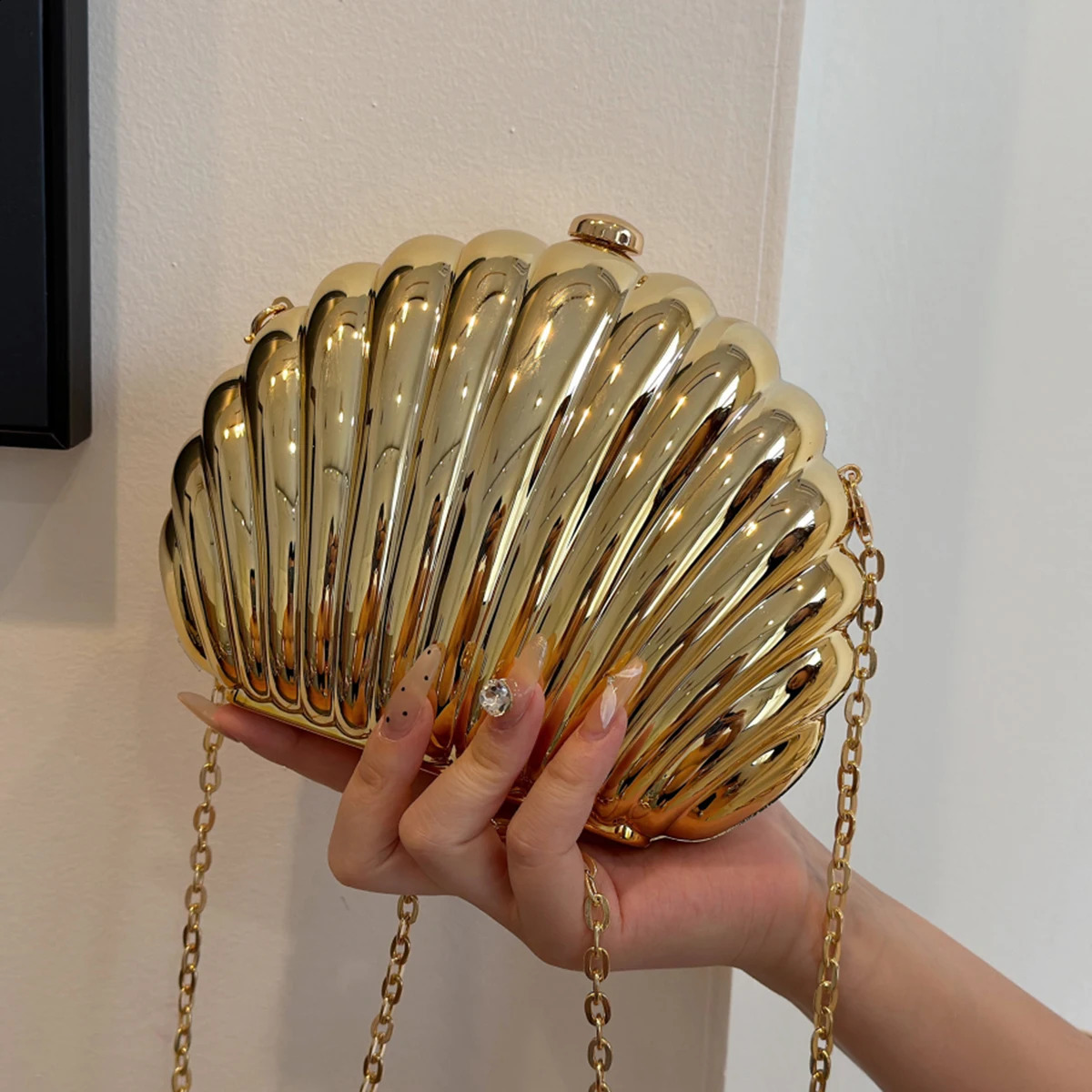 Mini shellshaped fashionable metal chain clutch simple solid color shoulder bag personality crossbody bag251023