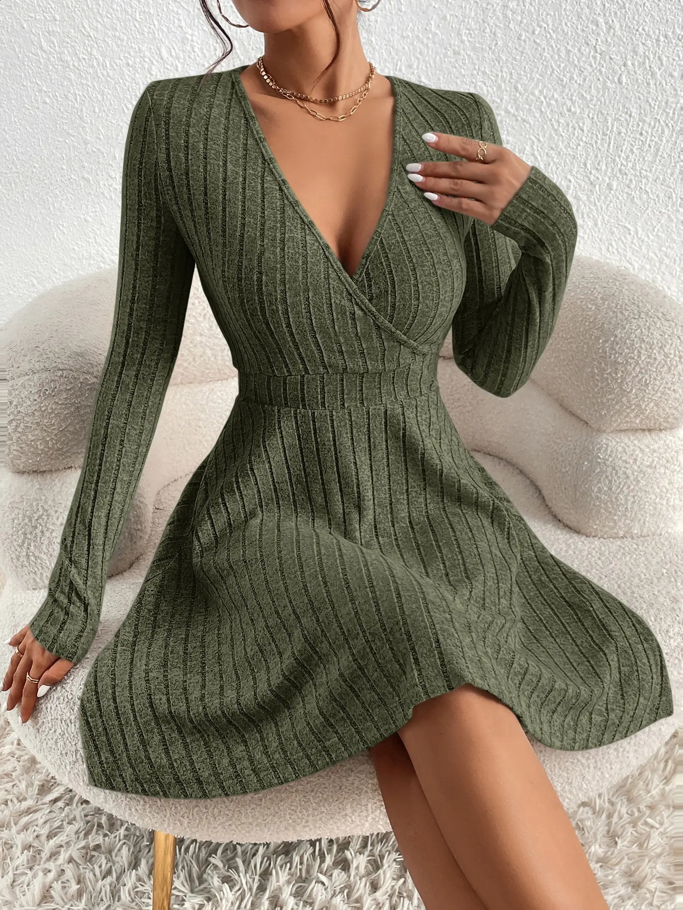 Autumn and Winter Vneck Sexy Waistline Aline Umbrella Skirt Big Swing Longsleeved Knit Dress 251022
