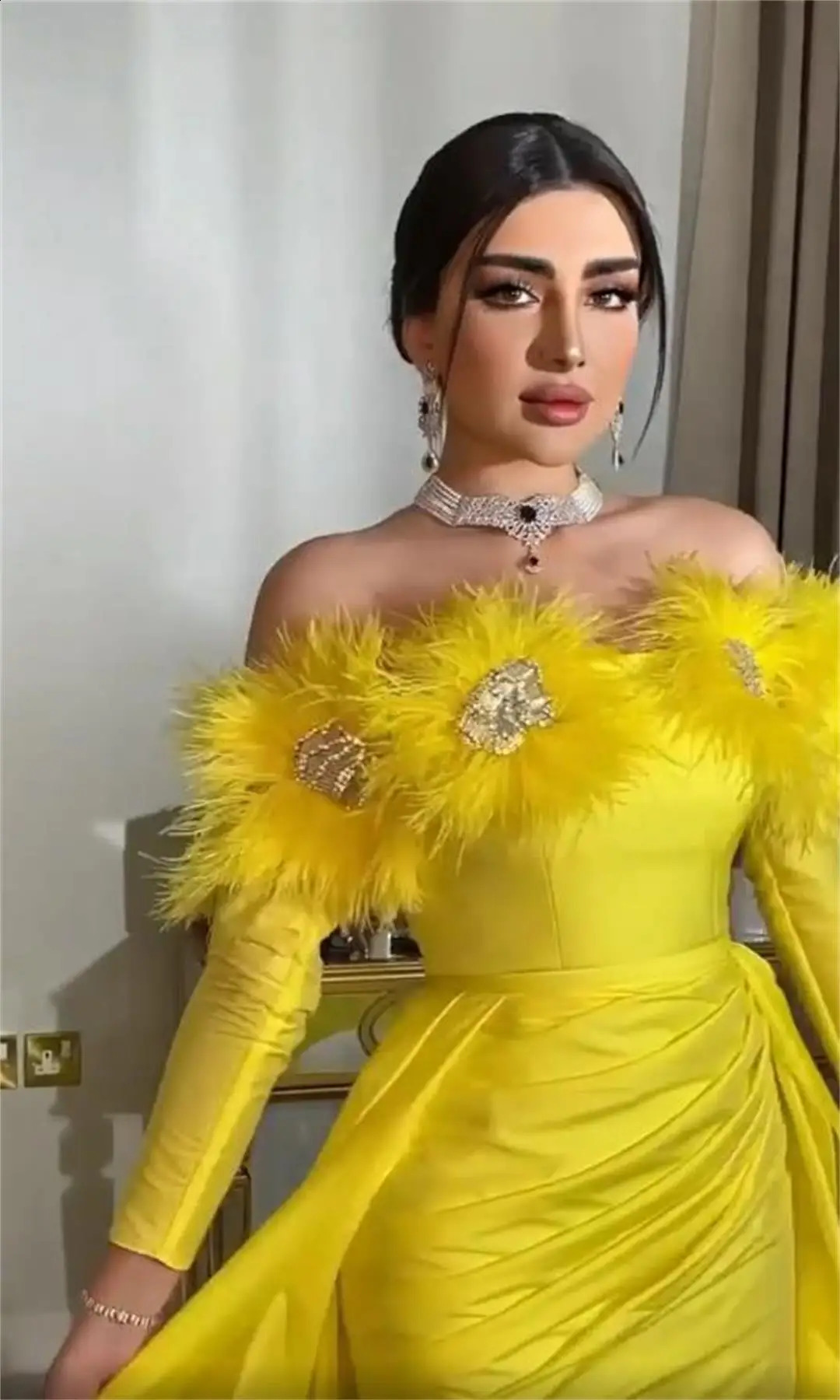 Customized Mermaid Yellow Satin Long Sleeves Prom Dresses Off the Shoulder Feathers Floor Length Evening Party Dress 251020