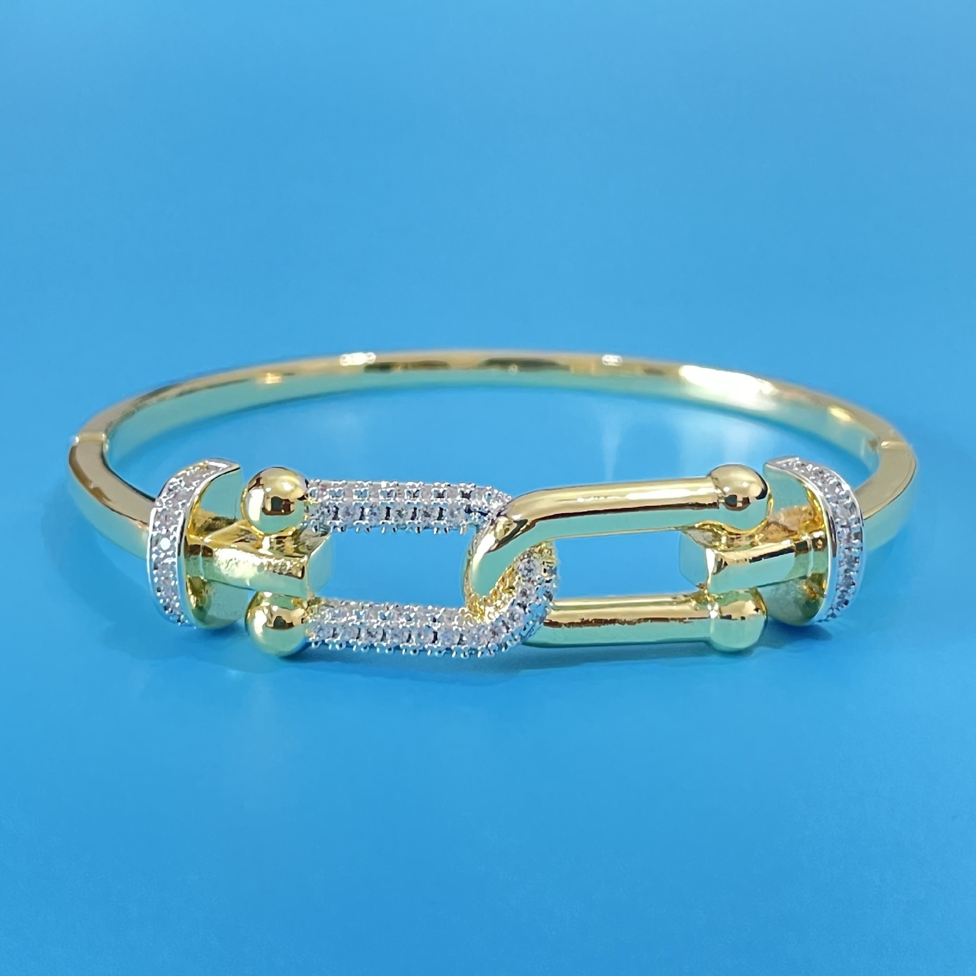 Designer bracelet Charm bracelet 18k white gold U-shaped twisted cross horseshoe buckle bracelet high-end bracelet adjustable free shipping