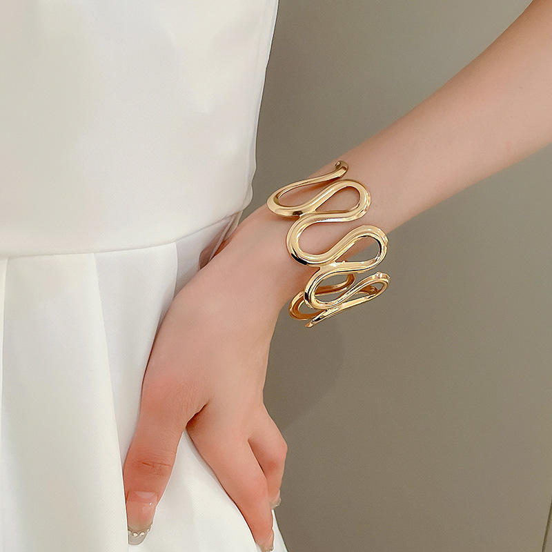 Metal Wave Niche Fashion High-end Bracelet Ins Style Light Temperament Jewelry - view 3