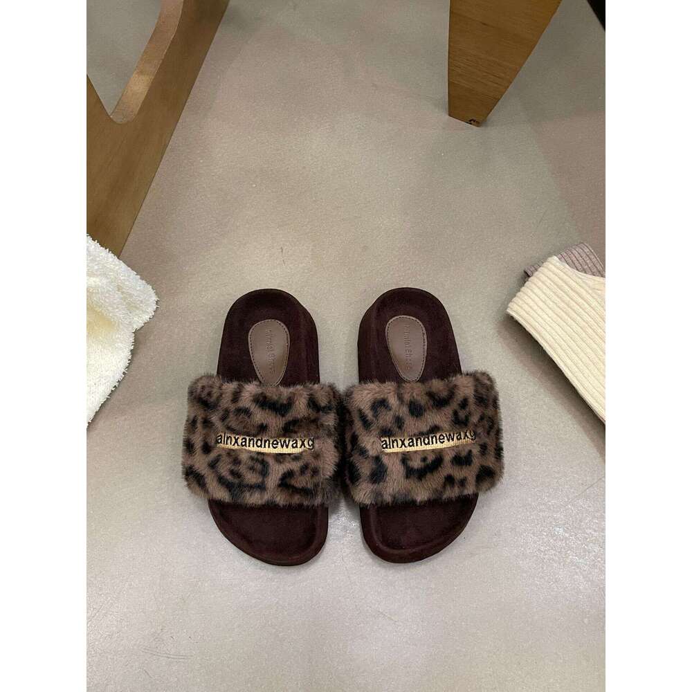 French Style 2025 New Autumn Winter Women's Thick-Soled Elegant Leopard Print Furry Slippers Outdoor Wear Versatile Comfortable Trendy