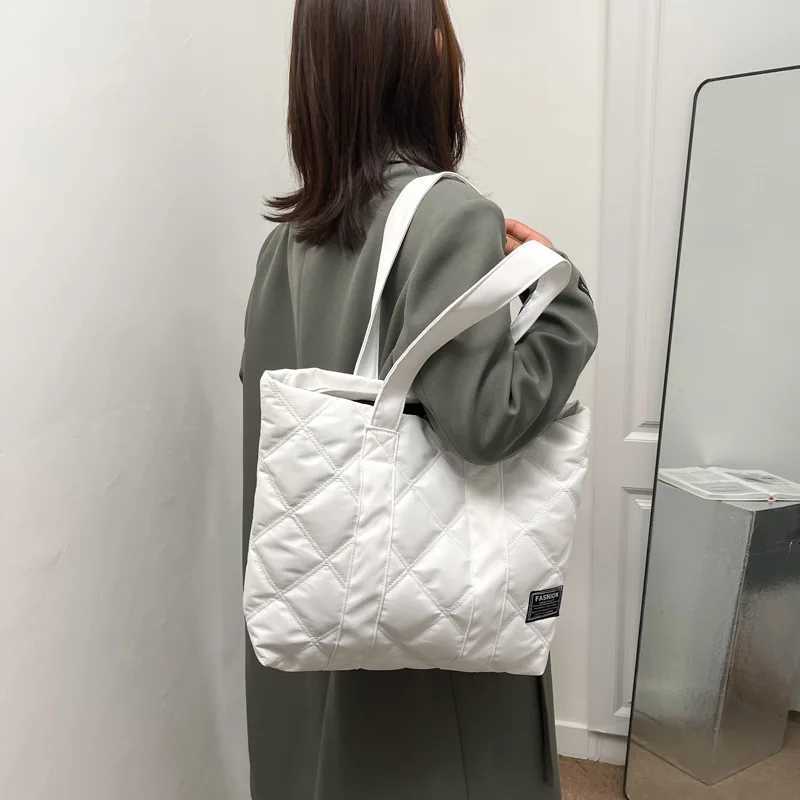 Fashionable and Versatile Large Capacity Nylon Cloth Womens Bag New Shoulder Bag Street Trend Handbag Bolsa FemininaL251023
